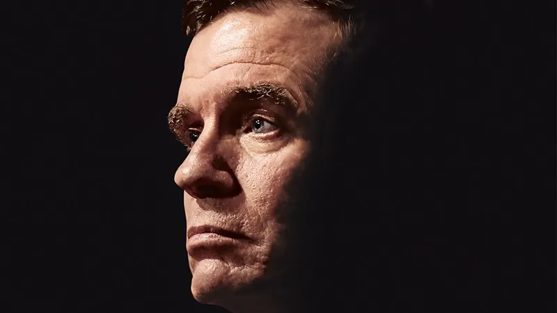 CÎINE DE PAZĂ CU UN OS  La Capitol Hill, senatorul Mark Warner face eforturi pentru ca legislația să reducă puterea companiilor Big Tech