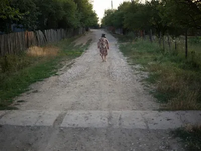 Bunică obligată să-și vândă casa după ce a pierdut procesul cu o vecină. S-au luat de la un gard. Cum s-a ajuns aici și cine a deschis procesul? De la ce s-au luat cele două femei? - Foto: Arhiva