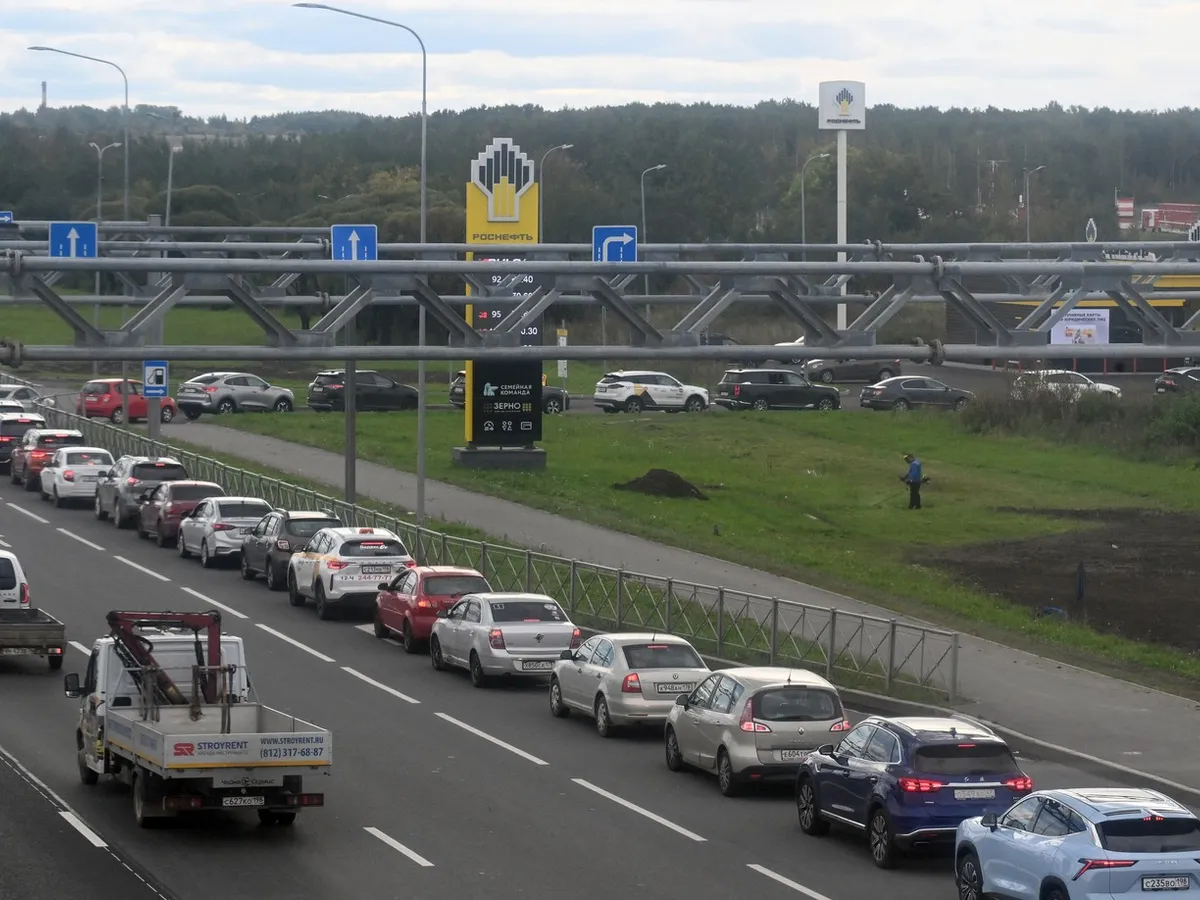 Coadă la „benzinărie” în Rusia - Foto: Profimedia Images (Imagine cu rol ilustrativ)