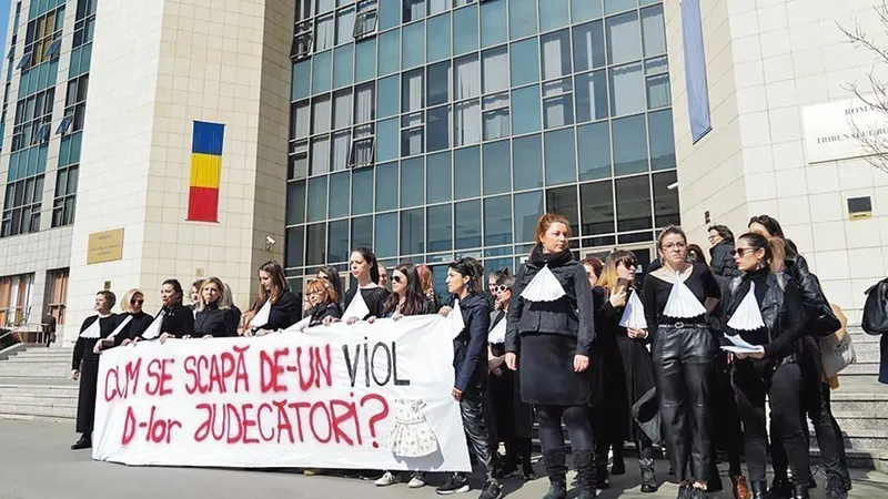 Feministele au protestat, de 8 martie, în fața Tribunalului București, față de pedepsele mici pe care le primesc violatorii. Unele au fost amendate de jandarmi