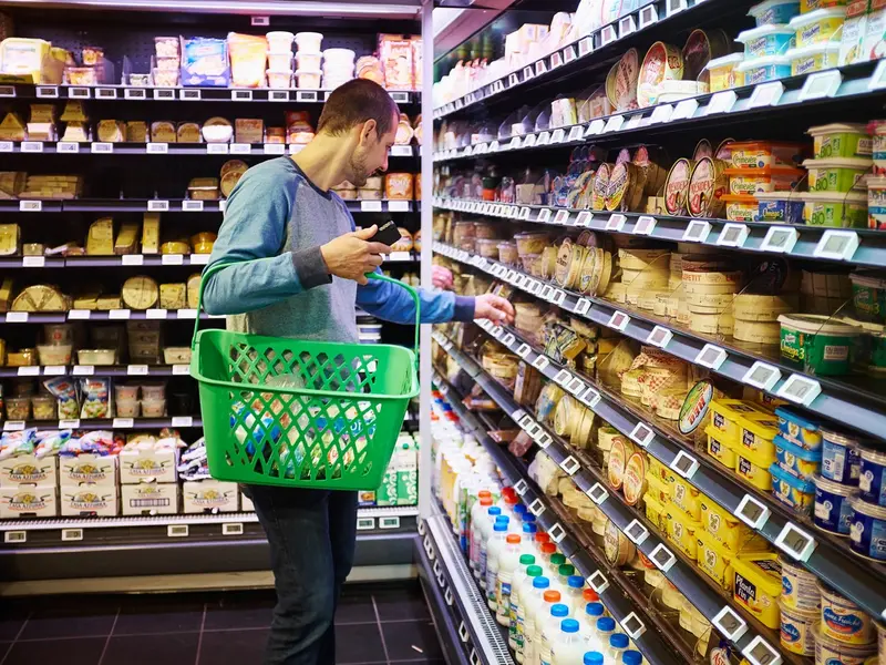 Bărbat într-un supermarket, poză ilustrativă - Foto: Profimedia Images