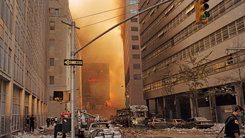 Resturile acoperă străzile din centrul Manhattanului, după ce primul turn al World Trade Center s-a prăbușit.