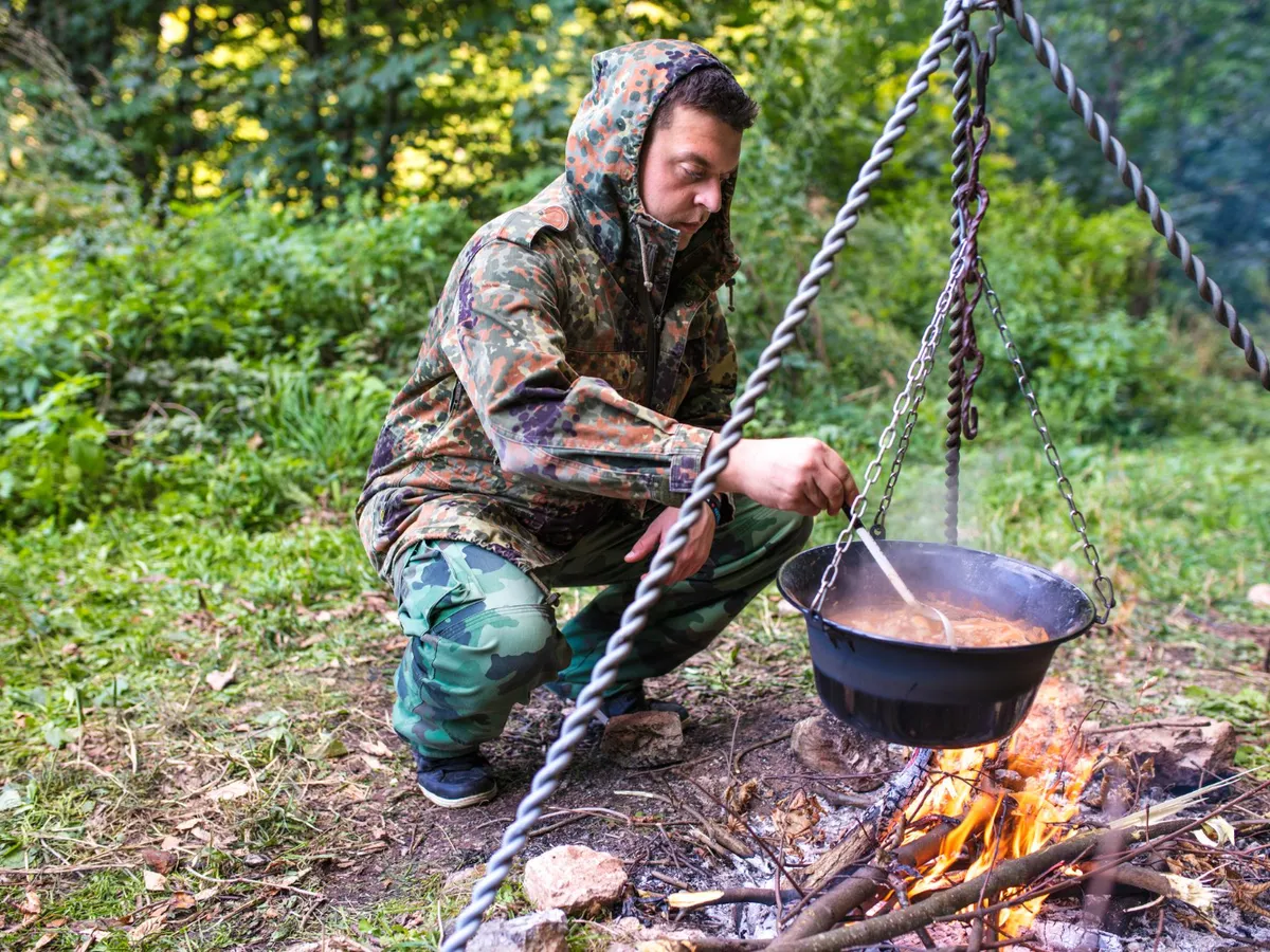 La ce să fii atent când faci mâncarea la ceaun în curte. Trebuie să așezi lemnele sub formă de piramidă
