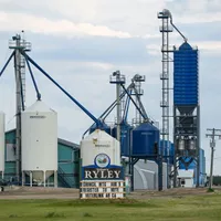 Containere de îngrășăminte multifuncționale, la un siloz de cereale din Ryley, Alberta, Canada - Foto: Profimedia Images