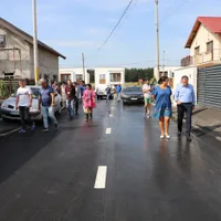 Asfaltarea unei străzi din Pitești, sărbătorită de șampanie. / Foto: PiteȘtiri, Facebook