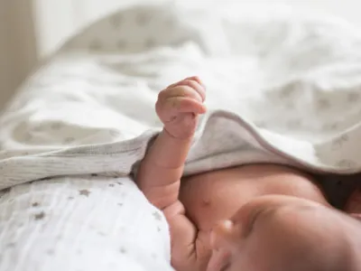 Un cuplu din Gorj și-a vândut bebelușul de trei săptămâni ca să-și cumpere o mașină. Unde a fost găsit copilul