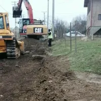 Un bărbat s-a trezit că primăria construiește un drum chiar prin curtea sa. Are și canalizare  - Foto: Ziarul de iasi
