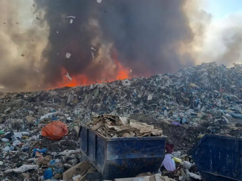 Incendiul de la groapa de gunoi Aninoasa s-a extins până la Târgovişte - Foto: Gazeta Dâmboviţei