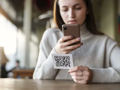 Tânără femeie scanând un cod QR - Foto: Freepik/CC0 (imagine cu caracter ilustrativ)