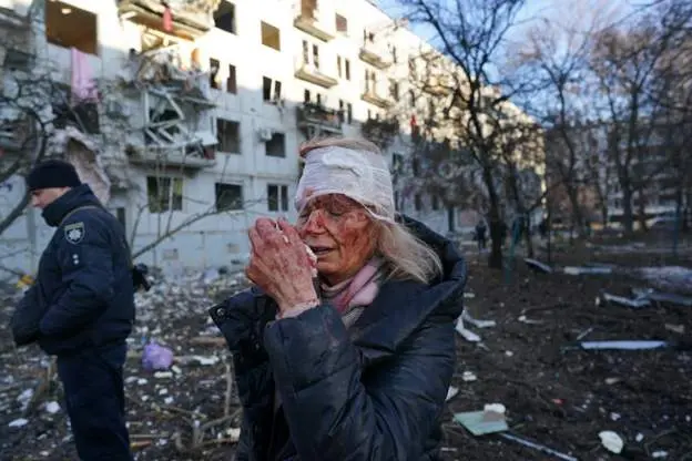 Imagini horror, în Ciuhuiiv. O rachetă rusească a lovit un bloc de locuințe. / Foto: bbc.com