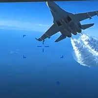 SU-27 rusesc cu câteva momente înainte de coliziunea cu o dronă americană - Foto: Profimedia Images