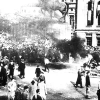 8 NOIEMBRIE 1945.   Prima manifestație  anticomunistă din România, organizată de partidele  istorice, de ziua Regelui Mihai, cu doi ani înainte de instalarea oficială  a regimului totalitar. Sursa: Memorialul Sighet