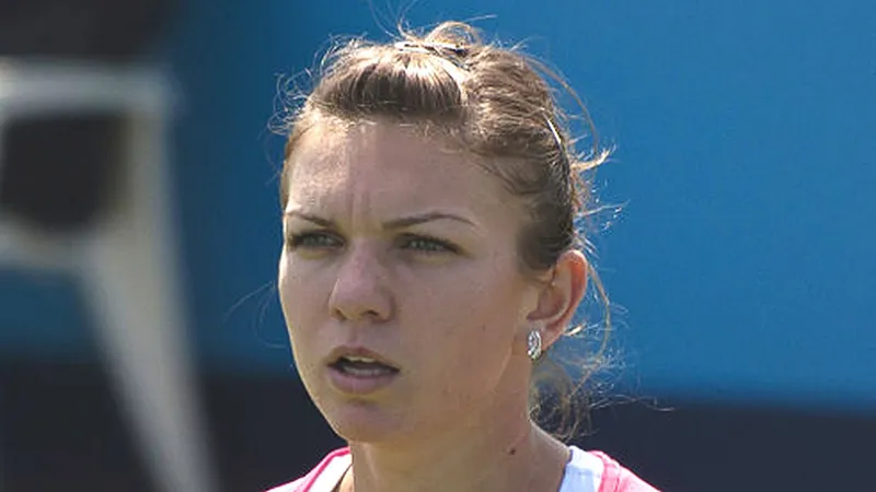 Simona Halep, la Openul UNICEF, din 2011, în meciul contra slovacei Dominika Cibulkova. - Foto: Wikimedia/Tabercil/CC BY 2.0