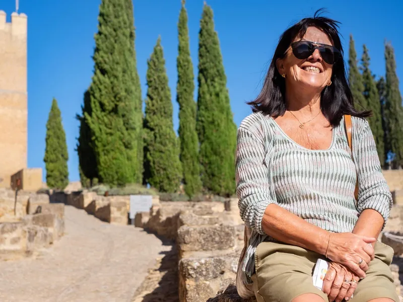Pensionar, mulțumit de pensie, stă la Soare - Foto: Freepik