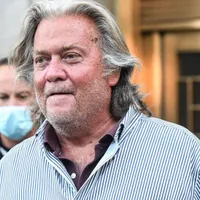 Atacul de la Capitoliu: Steve Bannon, strategul lui Trump, inculpat pentru sfidarea Congresului. / Foto: bbc.com