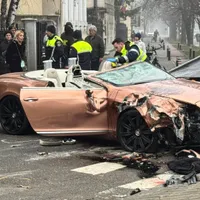 Bentley de 300.000 €, răsturnat în centrul Ploieștiului. A lovit și un Land Cruiser - Foto: Facebook/Generatia Lui John