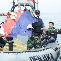 O bucată din avionul prăbușit sâmbătă/FOTO: Reuters