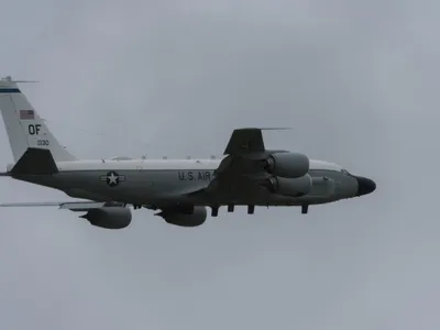 Un avion NATO survolează teritoriul României. Este specializat în misiuni de spionaj - FOTO: Profimedia