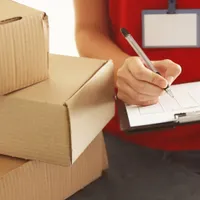 Un bărbat a fost țepuit după ce a comandat o tabletă de pe internet. Ce a primit în colet? Foto: Shutterstock (fotografie cu caracter ilustrativ)
