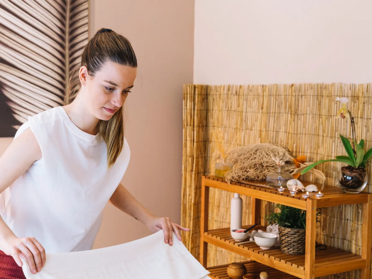 Femeie care aranjează lucrurile în baie - Foto: Freepik (Imagine cu rol ilustrativ)