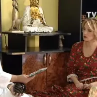 Viitoarea șefă a TVR, Ramona Săseanu, luând un interviu vrăjitoarei Elena Foto: Captură YouTube
