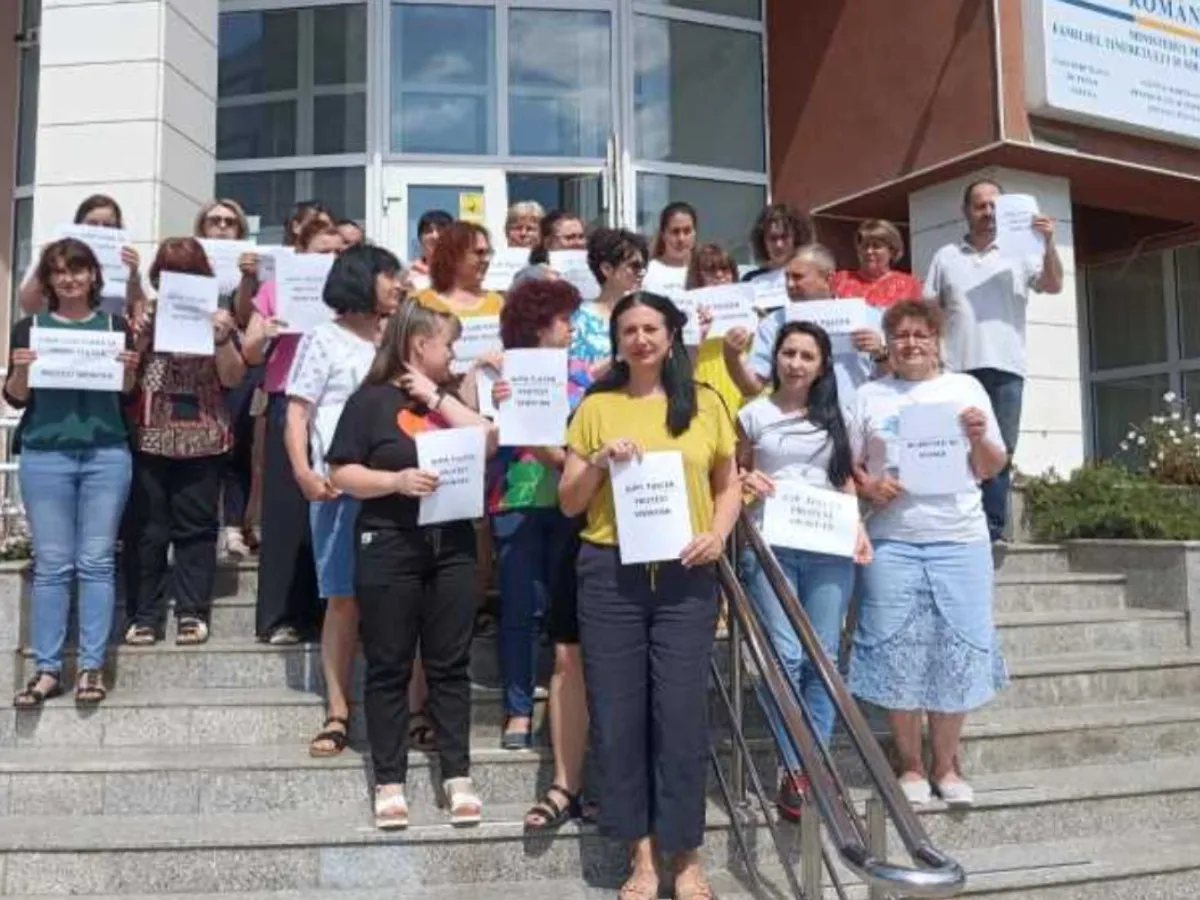 Angajaţii Casei de Pensii Tulcea au întrerupt activitatea timp de o oră. Sunt nemulţumiţi de legea salarizării