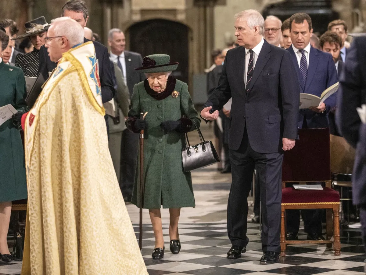 Regina Elisabeta a II-a și Ducele de York sosind la o slujbă de Ziua Recunoștinței pentru viața Ducelui de Edinburgh, la Westminster Abbey din Londra - Foto: Profimedia Images