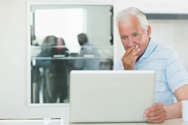 Pensionar așteptând explicații despre pensii - Foto: Freepik