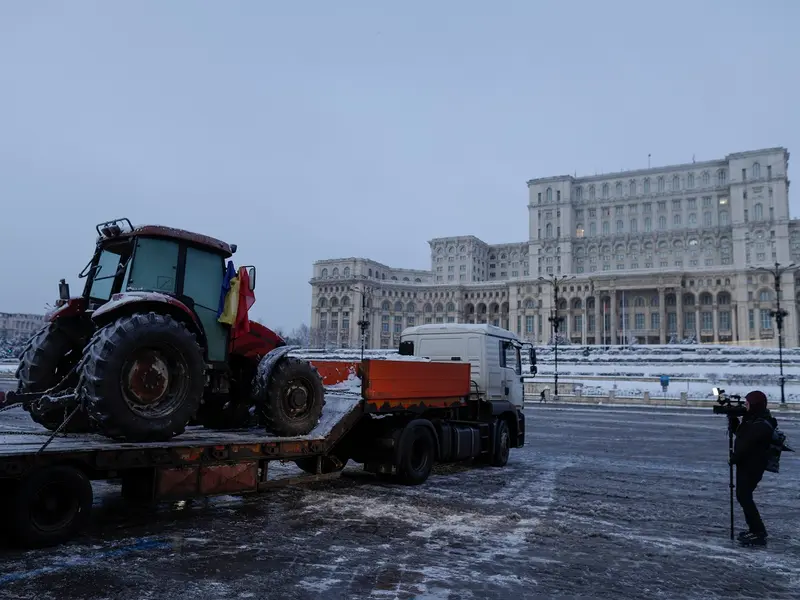 La protestul din Piața Constituției nu a venit decât un tractor tractat - Foto: INQUAM Photos/Octav Ganea