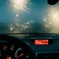 Evită să apeși acest buton din bordul mașinii toamna sau iarna. Riști să faci accident - Foto: pexels.com/Lukas Rychvalsky - Imagine cu rol ilustrativ