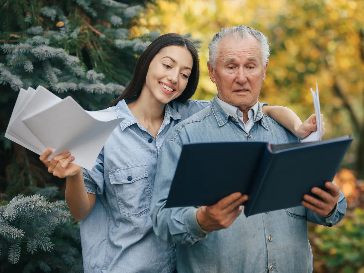 Pensionar cu dosare Foto: Freepik (rol ilustativ)