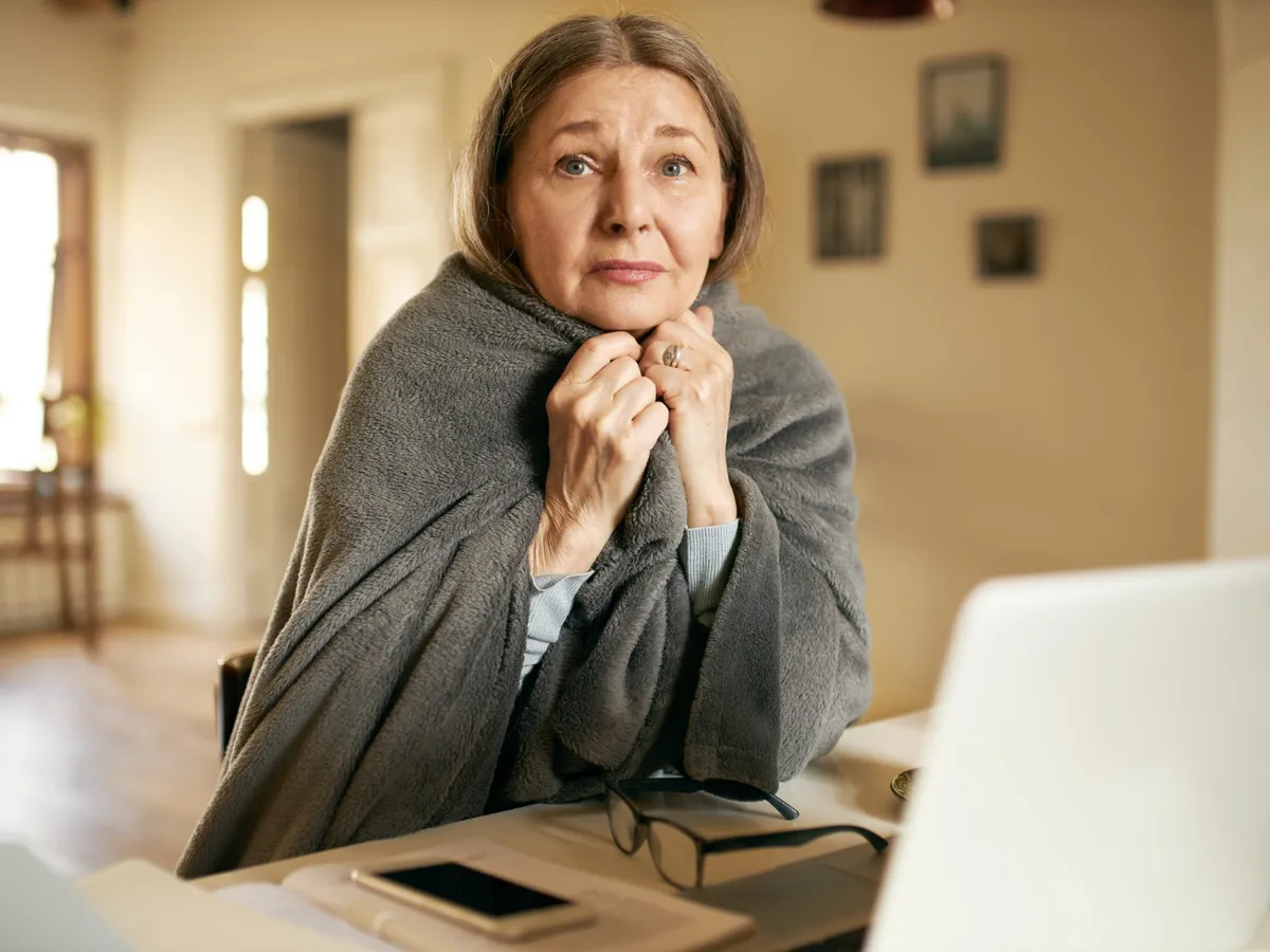 Pensionară la pensie în casă - Foto: Freepik