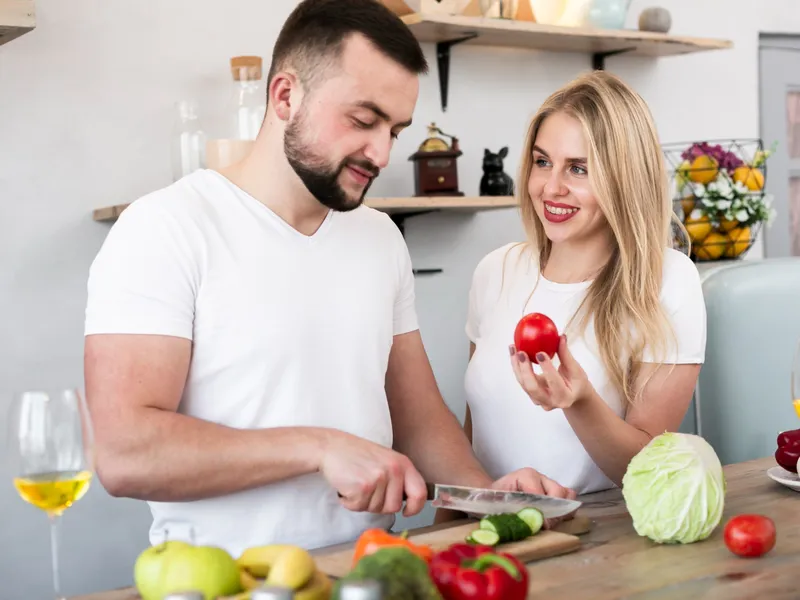 Cuplu pregătind o masă cu legume - Foto: Freepik
