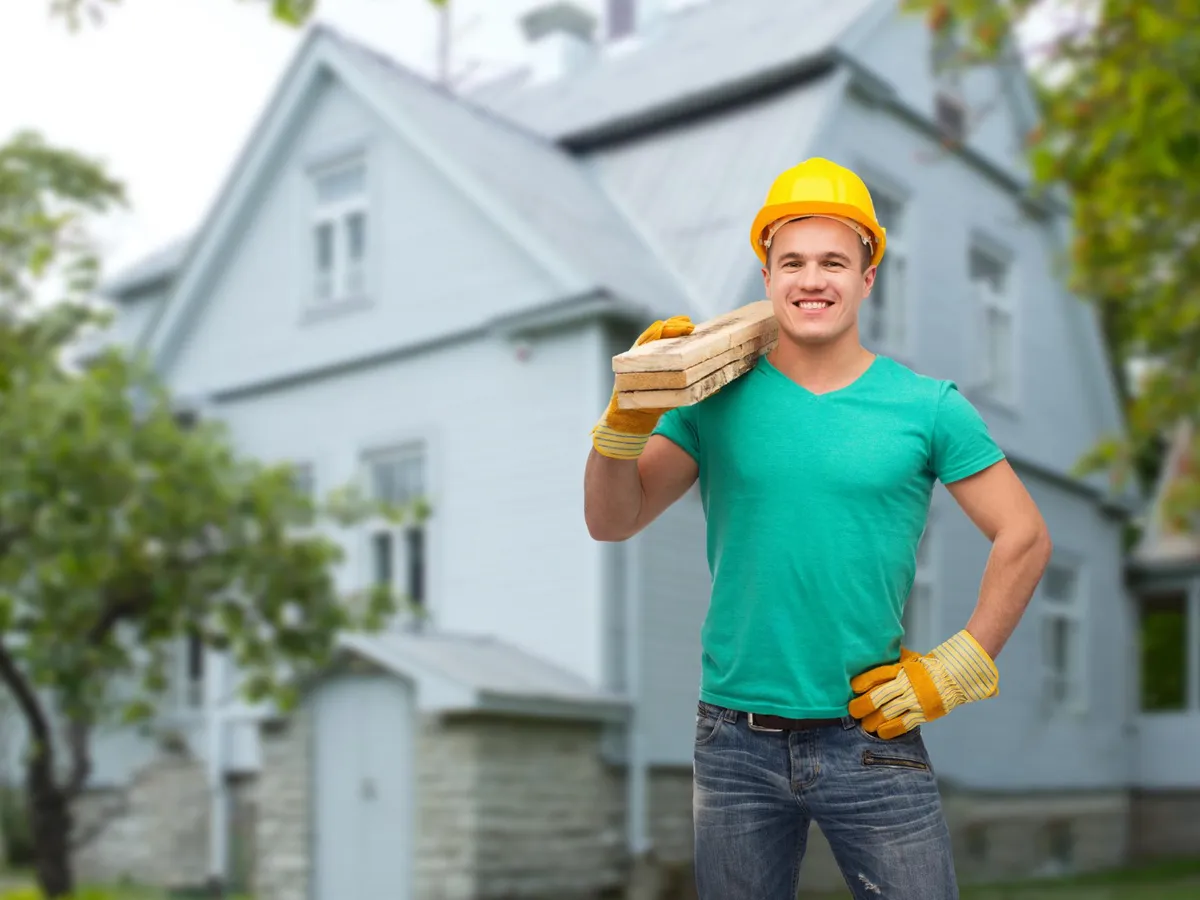 Bărbat care lucrează în construcții - Foto: Magnific.com (Imagine cu rol ilustrativ)