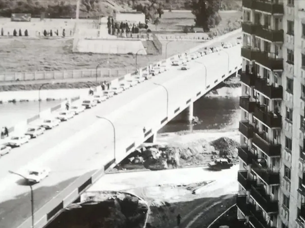 Coadă la benzină la un PECO-ul de pe Calea Florești din Cluj, pe vremea lui Ceaușescu. Foto: stiridecluj.ro