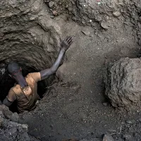 NESUSȚINUT  Un creuseur, sau o persoană specializată în excavare, coboară într-o mină de cupru și cobalt fără echipament de siguranță în Kawama, în 2016