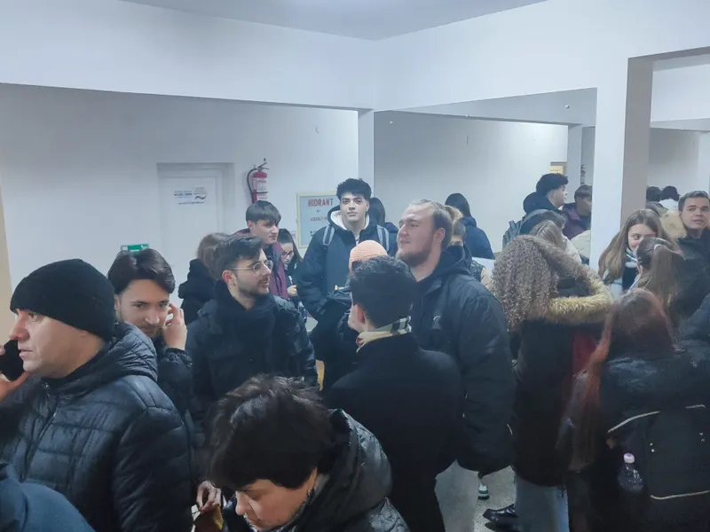 Oamenii au luat cu asalt spitalul pentru a dona sânge fetiței căreia i-au fost reatașate brațele - Foto: infobt.ro