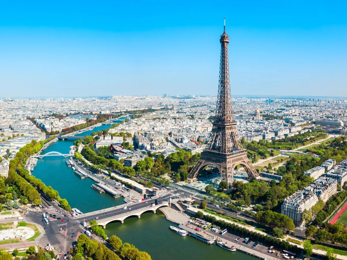 Vedere aeriană a Turnului Eiffel din Paris - Foto: Magnific.com (Imagine cu rol ilustrativ)