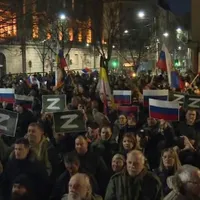 Circa 4.000 de oameni s-au adunat vineri în centrul Belgradului, capitala Serbiei, convocaţi de grupuri de extremă dreapta, pentru a-şi exprima sprijinul faţă de trupele ruse care au invadat Ucraina