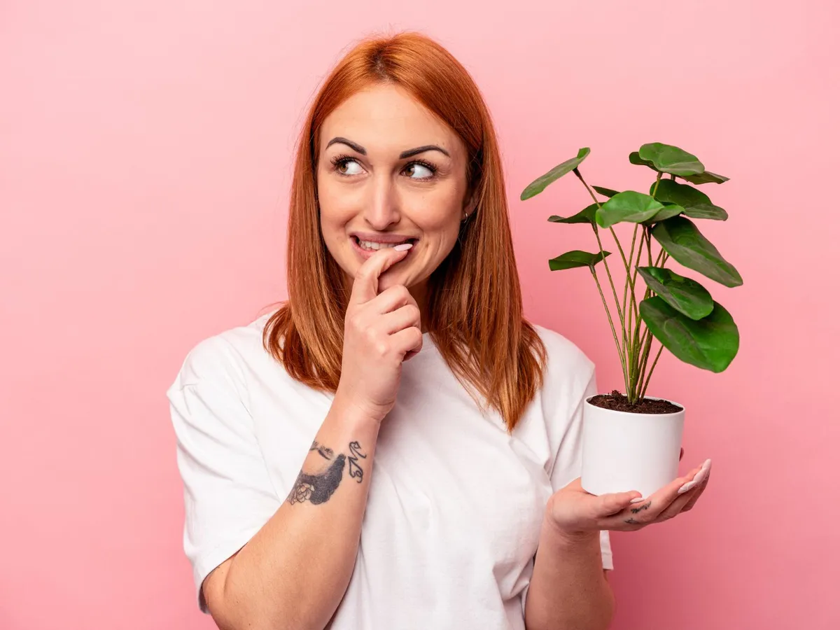 Femeie cu o plantă în mână - Foto: Freepik (Imagine cu rol ilustrativ)