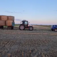 Dacia Duster trage 2 tractoare și 4 remorci cocoșate de baloți de paie. Total: 30 tone. / Foto: captură video