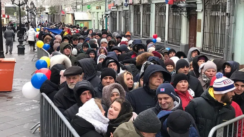 Doar 2 secții de vot în Rusia, pentru prezidențialele din Moldova. Sute de moldoveni, la cozi - Foto: unimedia.info