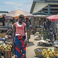LĂSAȚI ÎN URMĂ? „Nu avem cum să ne izolăm de problemele lor”. O piață din Moyamba, Sierra Leone