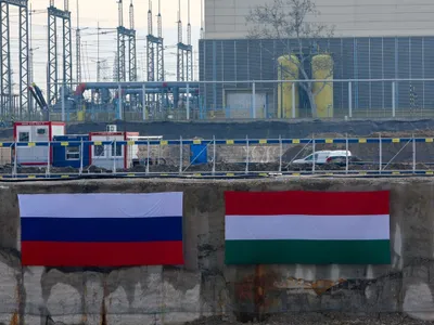 Februarie 2026. Primele basculante de ciment sunt turnate la Reactorul Paks II. Sunt prezente steagurile Rusiei şi Ungariei - Foto: Profimedia Images