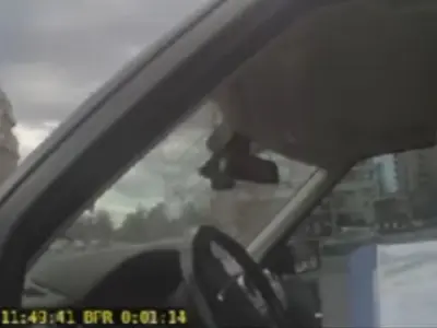 Cum înjură o polițistă de la Rutieră un șofer oprit, crezând că are body cam-ul oprit. / Foto: captură video