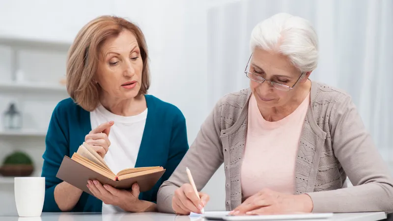Foto: Pensionarii vor primi mai puțini bani la pensie în luna august. Care este calendarul plăților? Sursa Freepik