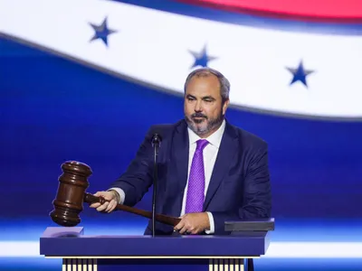 Președintele Comitetului Național Republican (RNC), Joe Gruters, folosește un ciocan uriaș de judecător pentru a marca începutul celei de-a doua zile a Convenției Naționale Republicane din 2026 Foto: profimediaimages.ro