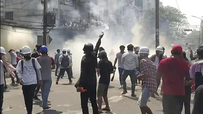 Poliţia din Myanmar a tras duminică în protestatarii împotriva puciului militar din 1 februarie. / Foto: perthnow.com.au