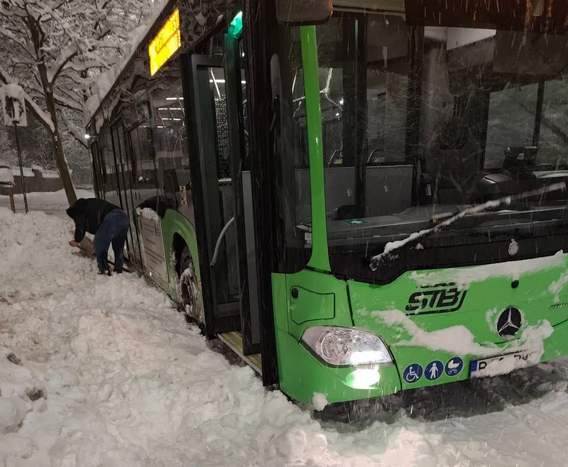 Autobuz STB fără cauciucuri de iarnă blocat &icirc;n zăpadă - Foto: Meteoplus
