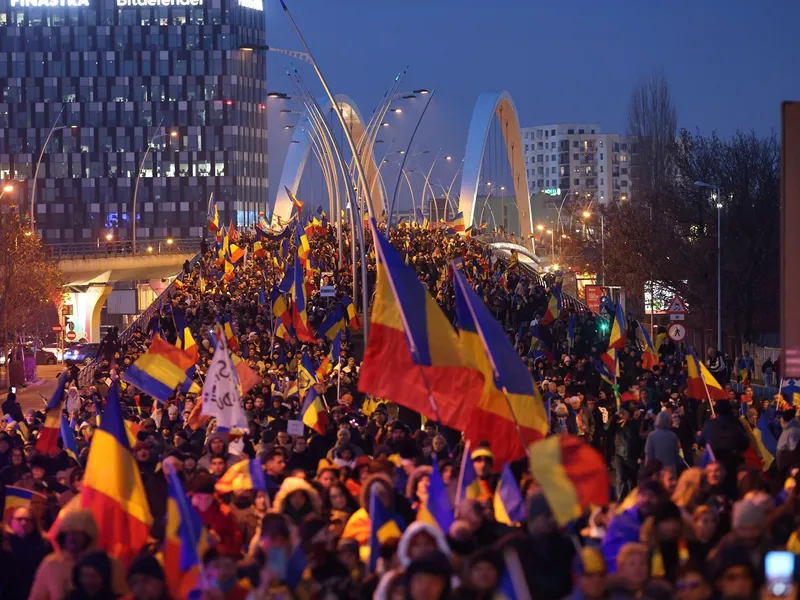 Protest AUR pentru susținerea lui Călin Georgescu care a plecat în Germania. Mulțimea, la Cotroceni - Foto: INQUAM Photos/George Călin